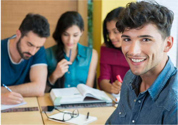 Personen lernen gemeinsam Deutsch
