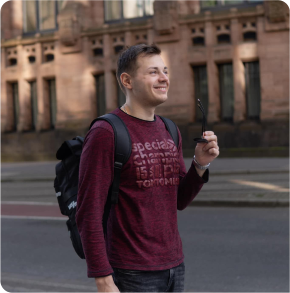Frau lernt am Laptop Deutsch